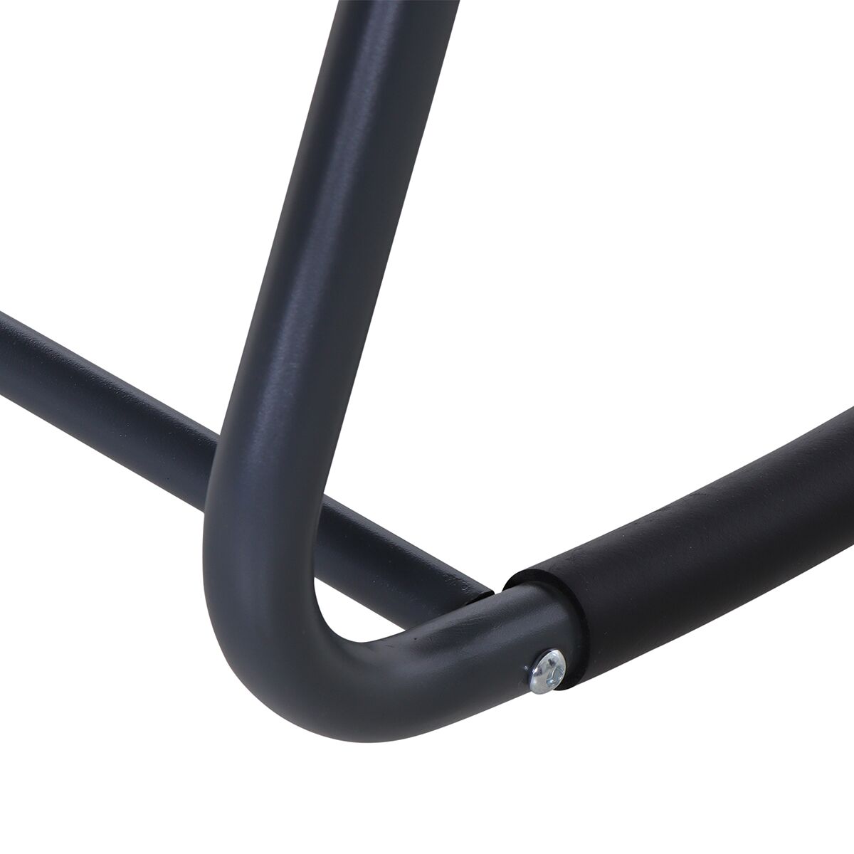 Detailaufnahme eines schwarzen Metallgestells der Swingliege »Aliano«, modern verarbeitet und für den Außenbereich wie Garten oder Terrasse geeignet.