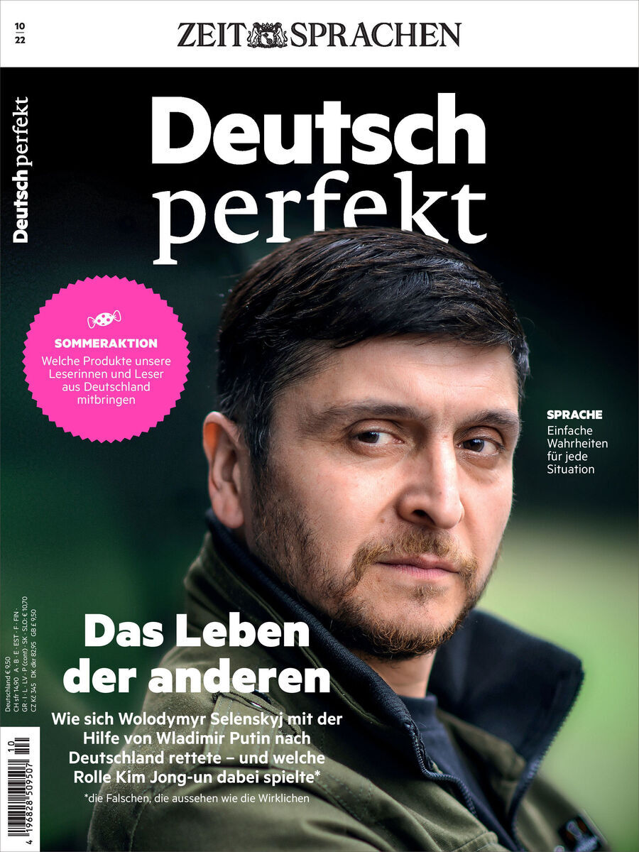 Titelcover des Magazins 'Deutsch perfekt' Heft 10/2022. Es zeigt einen Mann mit Bart, der ernst in die Kamera schaut. Links befinden sich der Titel und verschiedene Artikelankündigungen.