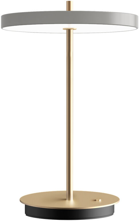 Die Tischlampe »Asteria Move II« zeigt ein schlankes, modernes Design mit einem goldenen Standfuß, einem grauen Schirm und einer schwarzen Basis. Sie ist kabellos und minimalistisch gestaltet, ideal für Wohn-, Schlaf- und Arbeitszimmer.
