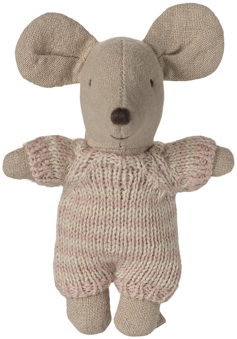 Weiches Stofftier in Form einer kleinen Maus, bekleidet mit einem rosa-gestreiften Strick-Overall. Die Maus ist liebevoll gestaltet und liegt in einer passenden Tragetasche. Das Kuscheltier eignet sich besonders als Geschenk für Babys und Kleinkinder.