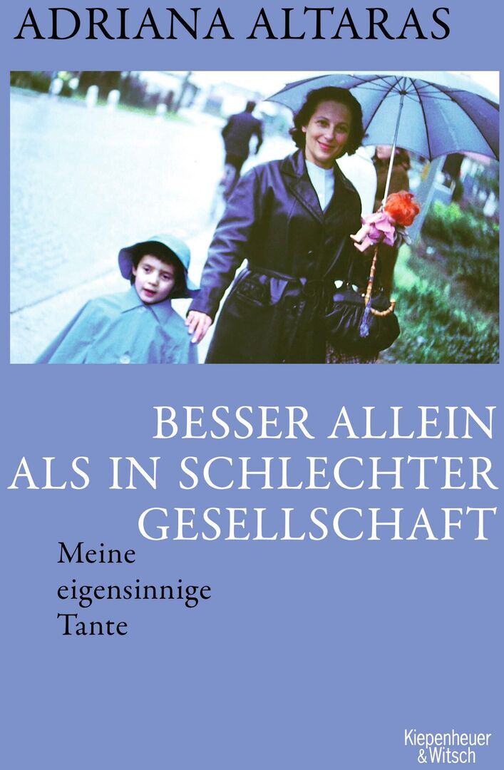Ein Buchcover von Adriana Altaras mit dem Titel 'Besser allein als in schlechter Gesellschaft'. Das Cover zeigt ein Foto von zwei Personen im Regen, eine Frau mit einem Regenschirm und ein Kind, beide in dunkler Kleidung. Der Hintergrund zeigt unscharfe grüne Bäume und Gras. Der obere Teil des Covers zeigt den Namen der Autorin 'Adriana Altaras' in schwarzen Buchstaben, während der Titel des Buches in weißen Großbuchstaben auf einem blauen Hintergrund in der Mitte des Covers steht.