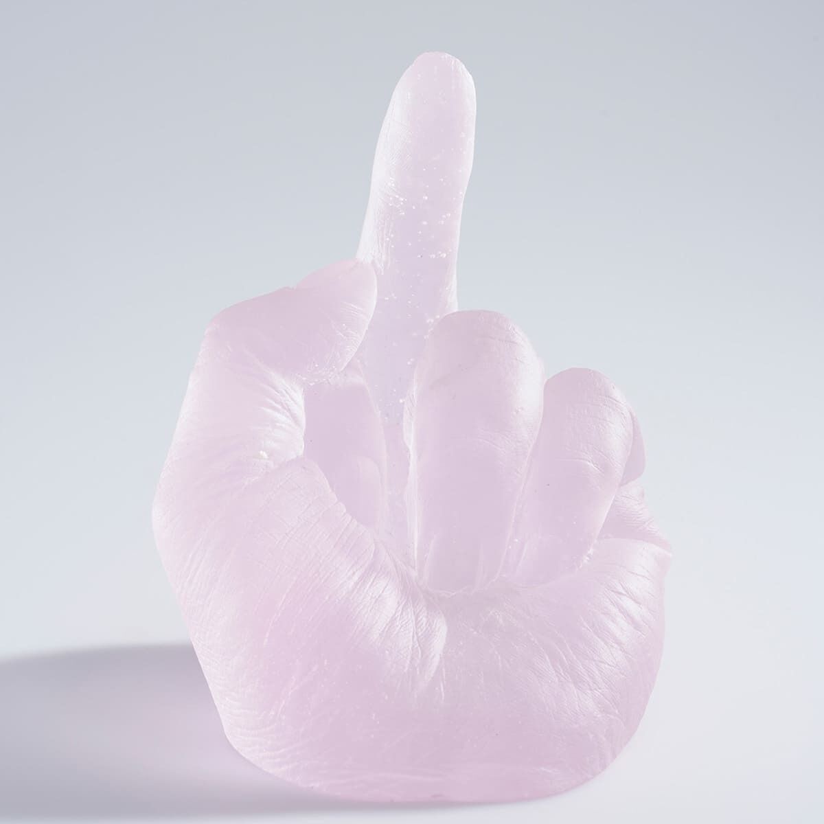 Eine Skulptur aus rosa Glas von Ai Weiwei mit dem Titel »Study of Perspective in Glass«, die einen ausgestreckten Mittelfinger darstellt.