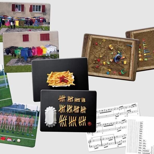 Das Bild zeigt verschiedene Fotografien und Grafiken aus dem Buch 'Die Kunst, aufzuräumen' in einer Collage. Die Bilder sind ordentlich arrangiert und zeigen verschiedene Alltagsszenen, die systematisch geordnet sind, wie z.B. Spielsachen, Pommes frites und Musiknoten.