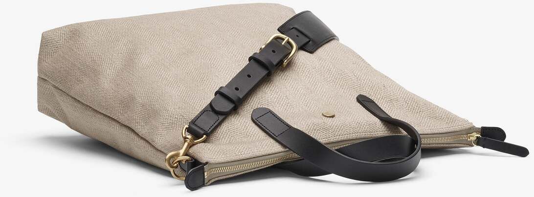 Elegante Shopper von MISMO aus beigem Baumwollmaterial mit schwarzem Ledergriff sowie goldenen Metallelementen, ideal für den Alltag oder besondere Anlässe.