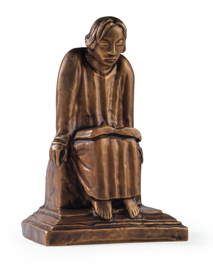 Die Skulptur »Lesender Klosterschüler« von Ernst Barlach aus dem Jahr 1930 zeigt eine sitzende Figur, die in ein Buch vertieft ist. Die aus Bronze gefertigte Figur trägt eine Mönchskutte und ist auf einem Sockel platziert. Ihr Ausdruck und ihre Körperhaltung vermitteln eine tiefe Ruhe und Konzentration.