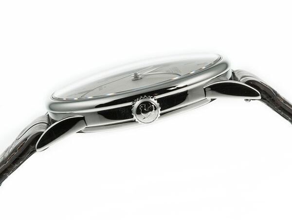 Seitliche Ansicht einer stilvollen Armbanduhr aus Edelstahl mit schwarzem Lederarmband und minimalistischem Zifferblatt.