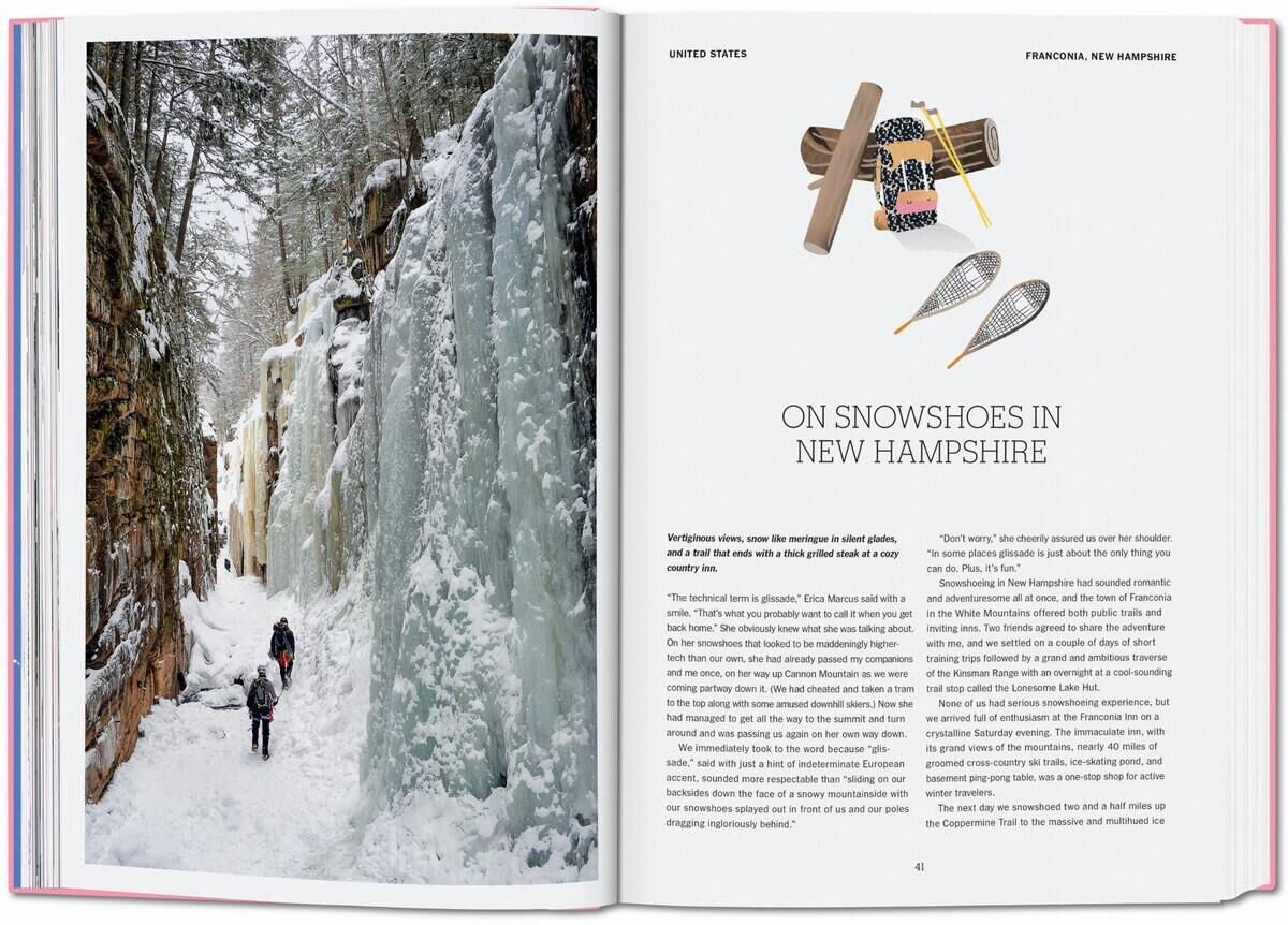 Ein aufgeschlagenes Buch mit dem Titel 'The New York Times Explorer. 100 Reisen rund um die Welt' zeigt eine winterliche Szene mit Menschen, die durch eine schmale, von Eis und Schnee bedeckte Schlucht wandern. Daneben befindet sich eine Seite mit dem Titel 'On Snowshoes in New Hampshire', illustriert mit Schneeschuhen und einem Bündel. Das Buch hat einen weißen Rand und farbige Detailaufnahmen.
