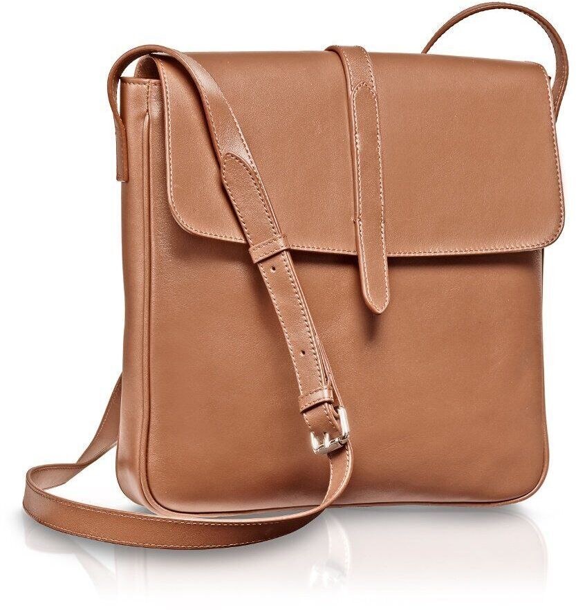 Eine braune »Saddle Bag« Umhängetasche aus Leder mit verstellbarem Riemen. Die Tasche hat ein minimalistisches, elegantes Design und eine rechteckige Form.