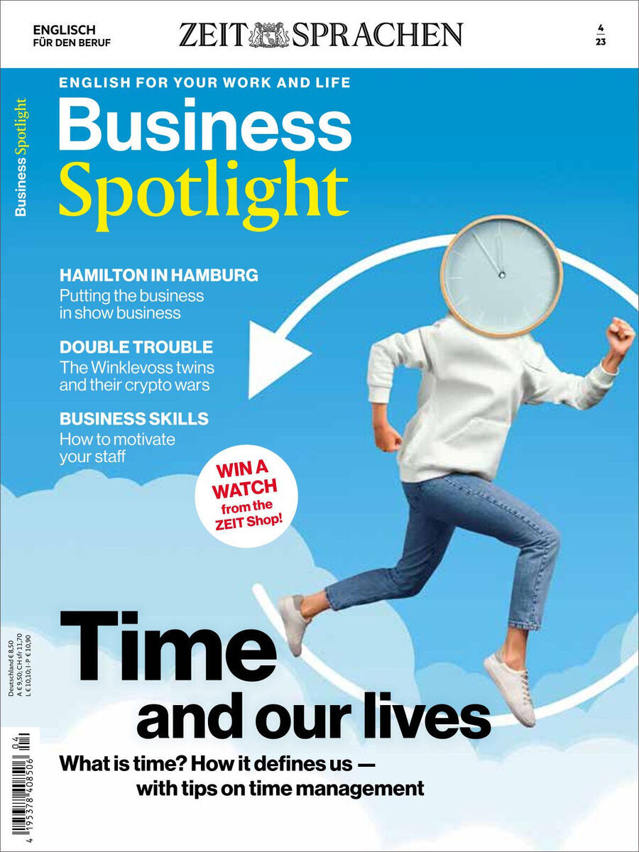 Titelseite des Business Spotlight Magazins Ausgabe 04/2023, Zeit Sprachen. Ein Mann in Freizeitkleidung mit einer Uhr an seinem Kopf springt vor einem blauen Himmel. Hauptschlagzeile lautet 'Time and our lives'. Es gibt auch Hinweise auf Artikel über Hamilton in Hamburg, die Winklevoss-Zwillinge und Krypto sowie Business Skills.