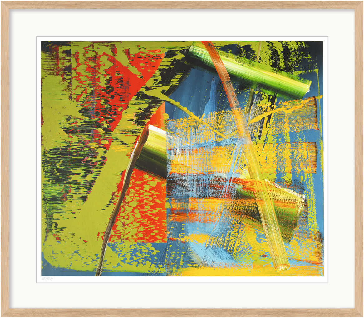 Das Bild zeigt das abstrakte Werk 'Abstraktes Bild' (1984) von Gerhard Richter, naturfarben gerahmt. Filigrane und kräftige Linien sowie rechteckige und ovale Flächen in Grün, Gelb, Rot und Blau dominieren. Der Holzrahmen wirkt hell, die Szene ist kraftvoll und lebendig.