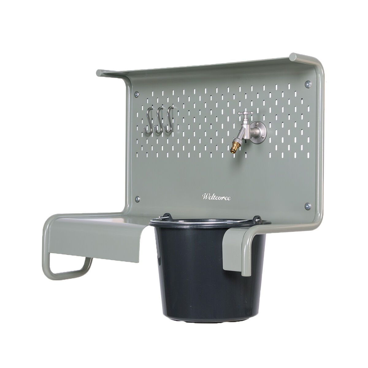 Gartenstation »Waterworks« von Weltevree mit grauer Wandplatte, integriertem Wasserhahn, drei Haken, schwarzem Eimer und seitlicher Ablage. Modernes, funktionales Design für Outdoor-Nutzer, ideal zum Gießen oder für Gartenarbeiten.