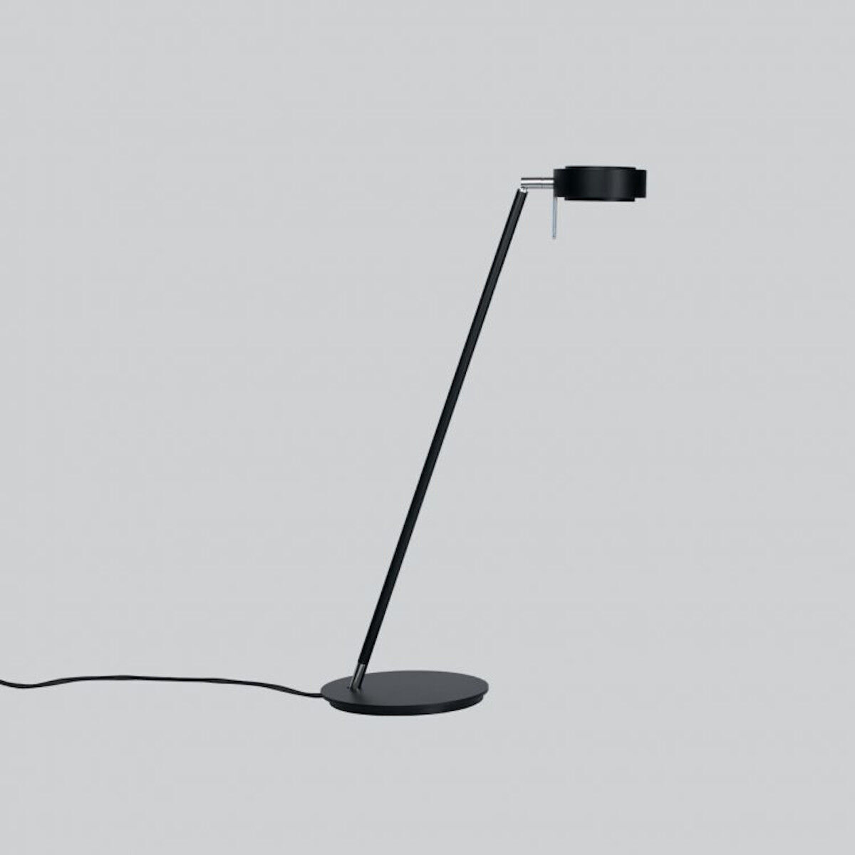Eine minimalistische Tischleuchte mit dem Namen »Pure«, die eine schlanke, schwarze Struktur und einen kompakten Lampenschirm aufweist. Die Lampe steht auf einer runden Basis mit einem langen, dünnen Hals, und das Netzkabel ist ebenfalls sichtbar.