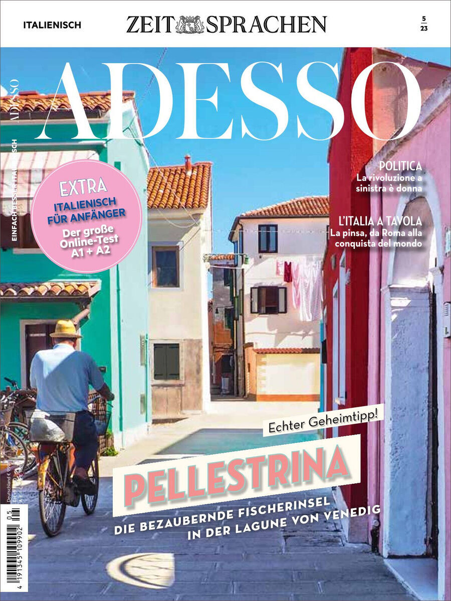 Titelbild des Adesso Magazins, Ausgabe 05/2023. Farbfrohe Häuser einer venezianischen Straße im Fischerdorf Pellestrina. Ein Mann auf einem Fahrrad fährt durch die Szene. Oben steht der Schriftzug Adesso, und es gibt Hinweise auf thematische Inhalte, darunter Italienisch für Anfänger und politische Themen.