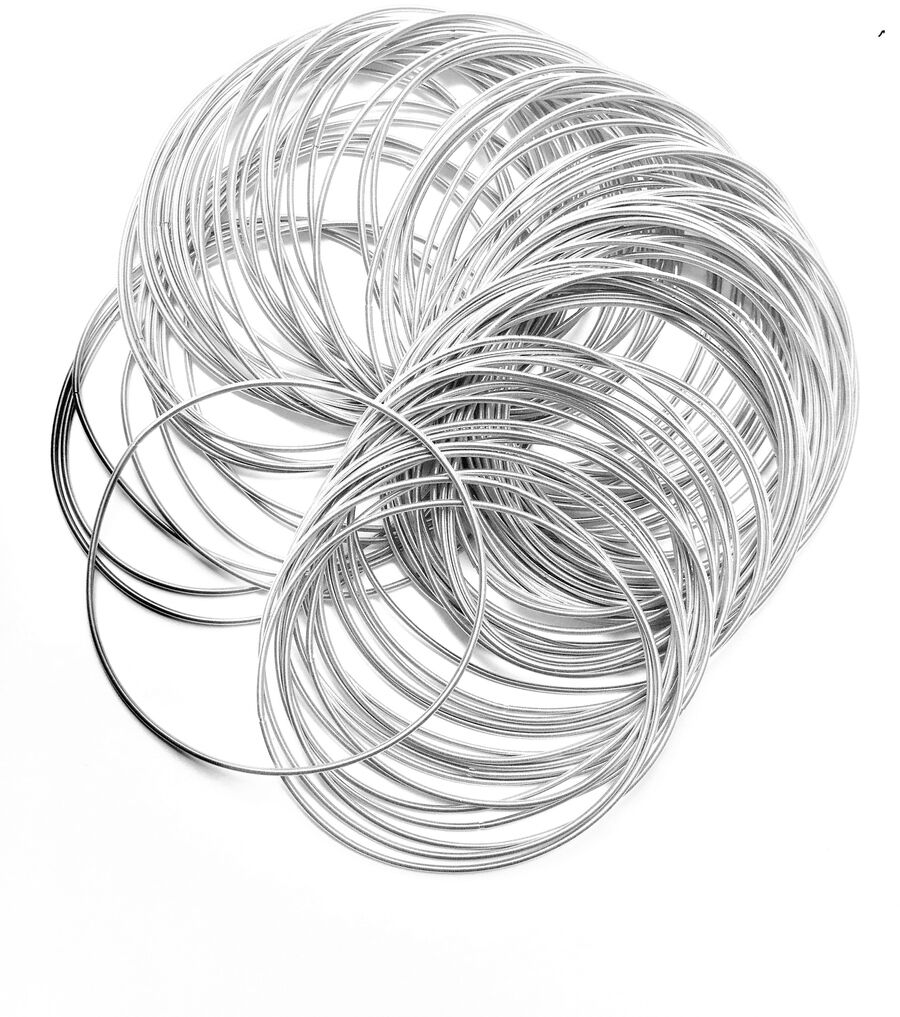 Silbernes Armband aus Edelstahlfedern, bestehend aus mehreren ineinander verschlungenen Ringen. Minimalistisches und elegantes Design gegen einen weißen Hintergrund.