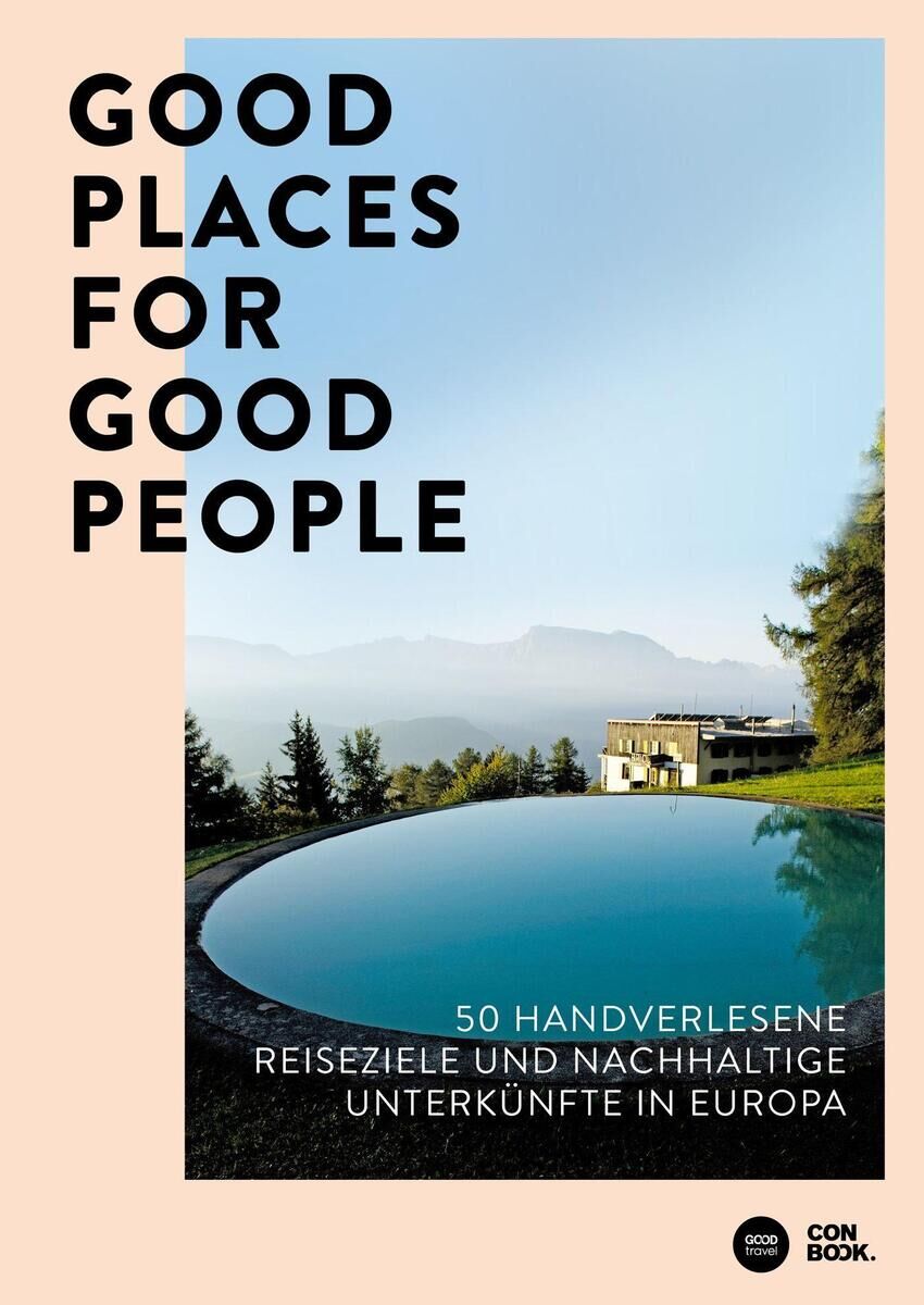 Ein Buchcover mit dem Titel "Good Places for Good People". Es zeigt einen runden Pool im Vordergrund und ein Gebäude sowie Bäume und Berge im Hintergrund. Der Untertitel lautet "50 handverlesene Reiseziele und nachhaltige Unterkünfte in Europa".