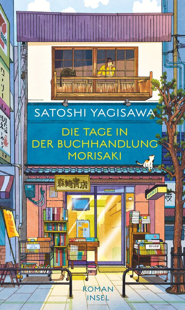 Das Buchcover von 'Die Tage in der Buchhandlung Morisaki' von Satoshi Yagisawa zeigt die Illustration eines zweistöckigen Gebäudes mit einem traditionell japanischen Buchladen im Erdgeschoss und einem dazugehörigen Wohnbereich im Obergeschoss. Farblich dominieren Blau, Gelb und Weiß, ergänzt durch Orange- und Brauntöne. Vor dem Laden sitzt eine weiße Katze auf einem erleuchteten Bücherstapel. Der Titeltext und der Autorname sind über dem Gebäude platziert.