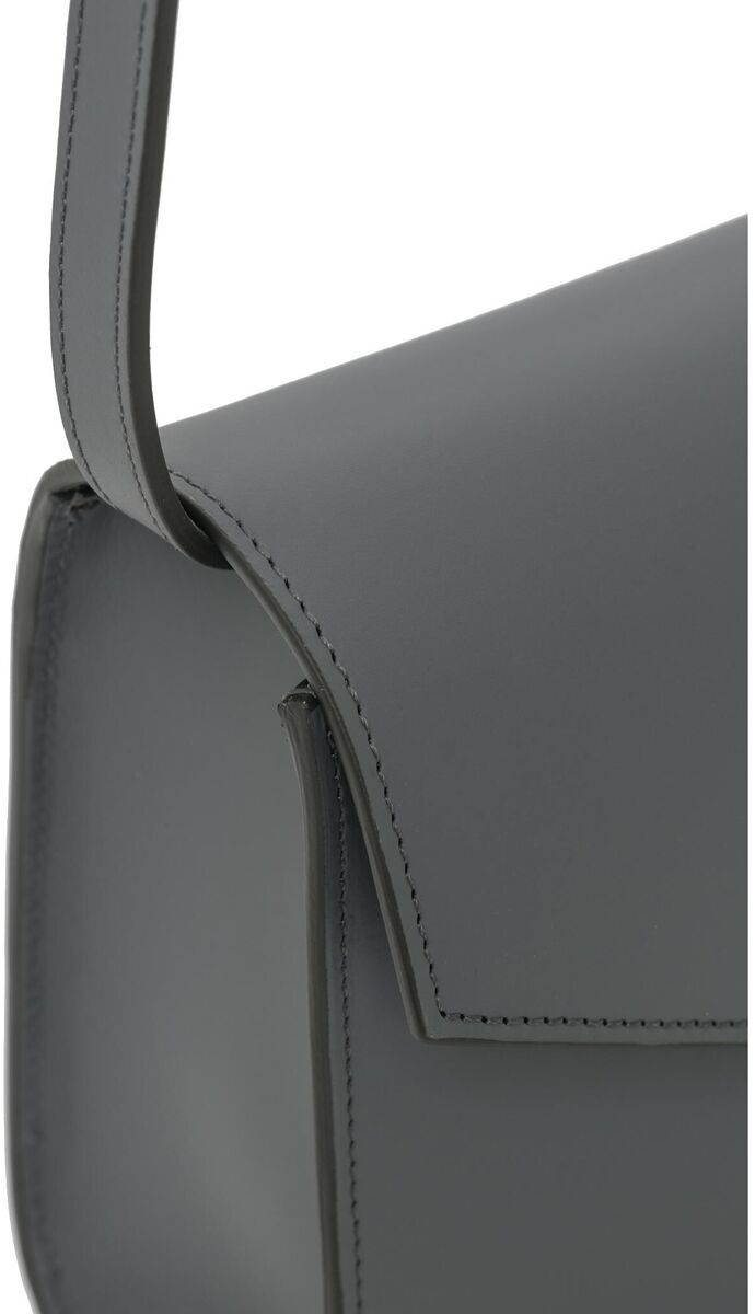 Graue Schultertasche aus Leder, minimalistisch und elegant gestaltet, Teil einer Sonderedition von DIE ZEIT.