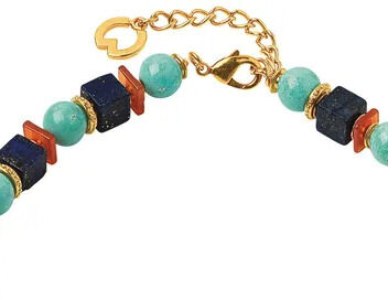 Nahaufnahme einer kunstvoll gearbeiteten Halskette mit türkisfarbenen, dunkelblauen und orangen Steinen sowie goldenen Zwischenelementen, handgefertigt im Stil der Kollektion Jasmin von Petra Waszak, perfekt als modisches Accessoire oder Geschenk für besondere Anlässe.