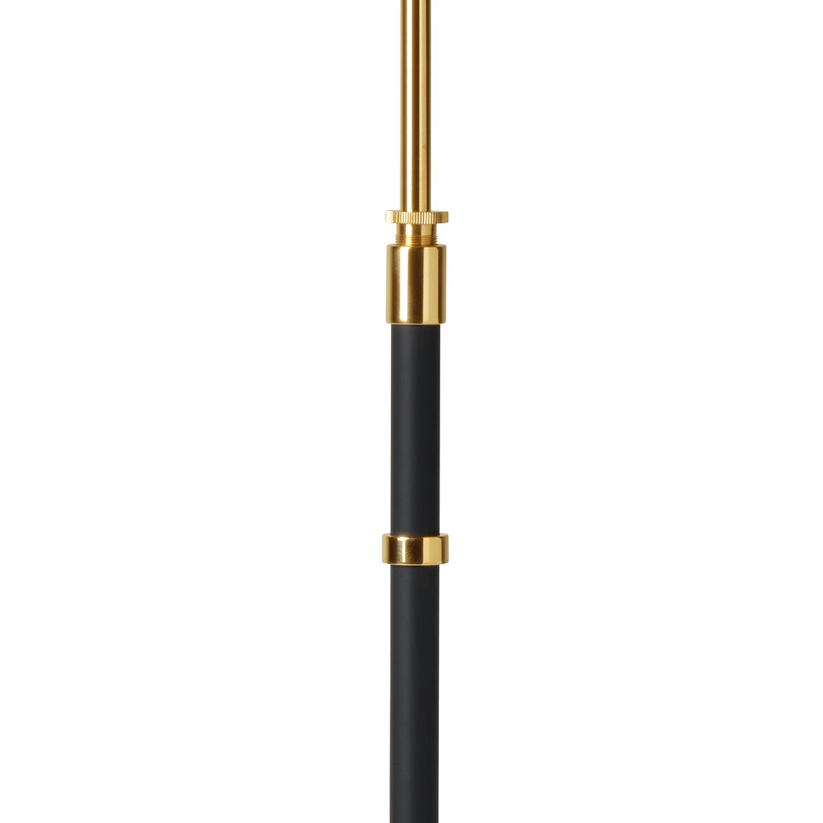 Detaillierte Nahaufnahme des Mittelteils einer Stehlampe »KAISER IDELL« von Fritz Hansen. Zu sehen ist ein matt-schwarzes Stahlrohr mit zwei edlen, goldfarben glänzenden Messingelementen. Die Verarbeitung wirkt hochwertig und minimalistisch im Bauhaus-Stil.