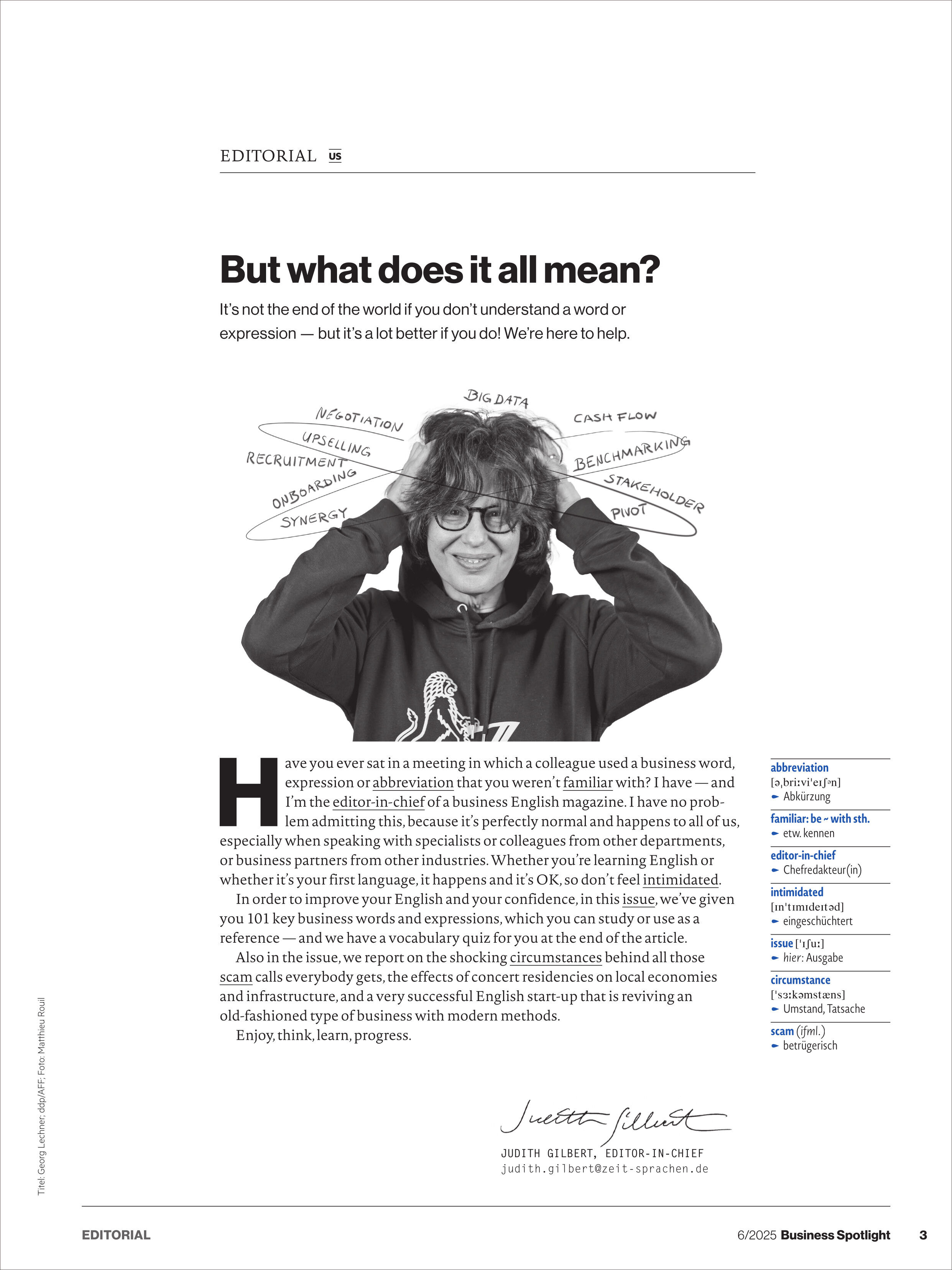 Cover der Zeitschrift Business Spotlight 6/2025 zeigt eine lächelnde Person in einem Business-Outfit. Der Hintergrund ist weiß mit schwarzem Text. Schlagworte wie 'Innovation', 'Strategie' und 'Führung' sind um den Kopf der Person herum gruppiert.