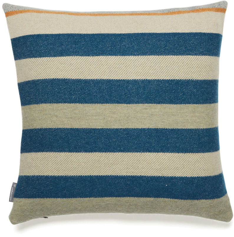 Ein viereckiges Kissen mit abwechselnden blauen und beigen horizontalen Streifen. Oben befindet sich eine dünne orangefarbene Linie. Das Kissen hat einen modernen, minimalistischen Stil.