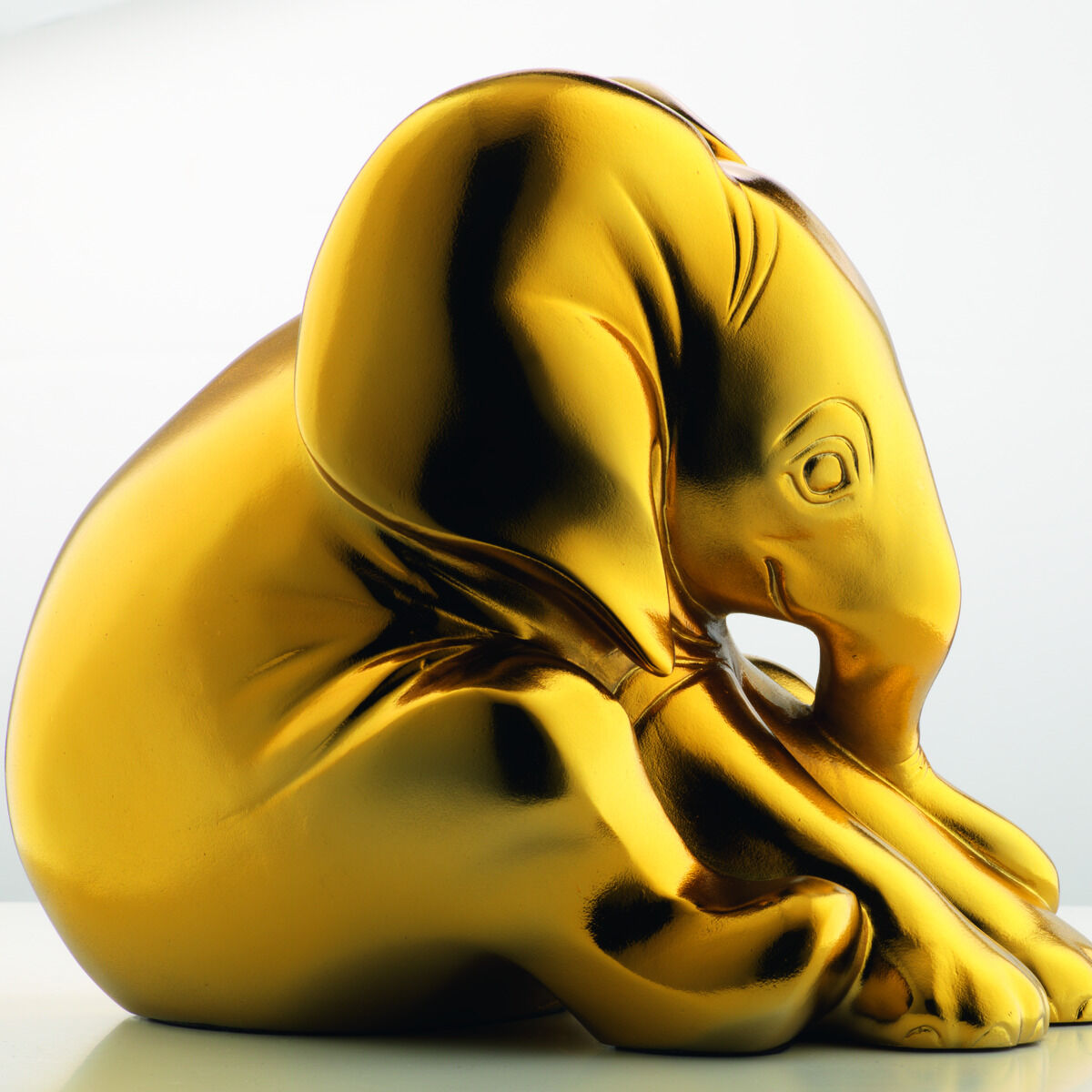 Goldene Skulptur eines kleinen Elefanten, in einem modernen und detailreichen Kunstguss-Design, entworfen von Jagna Weber.