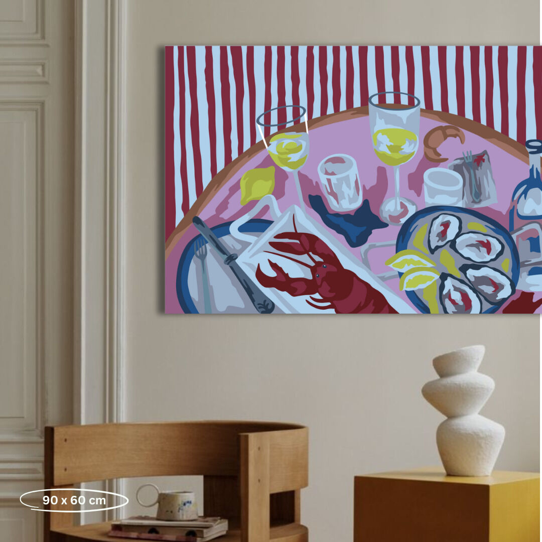 Malen nach Zahlen-Bild mit dem Titel 'Schmeckt Oysters Gut', zeigt ein Gemälde einer Mahlzeit mit Austern, Hummer, Zitronen, Weingläser und Besteck auf einem gestreiften Tischtuch. Das Bild ist in einem Raum aufgestellt und umfasst verschiedene Farben wie Blau, Rot, Weiß, Gelb und Lila.