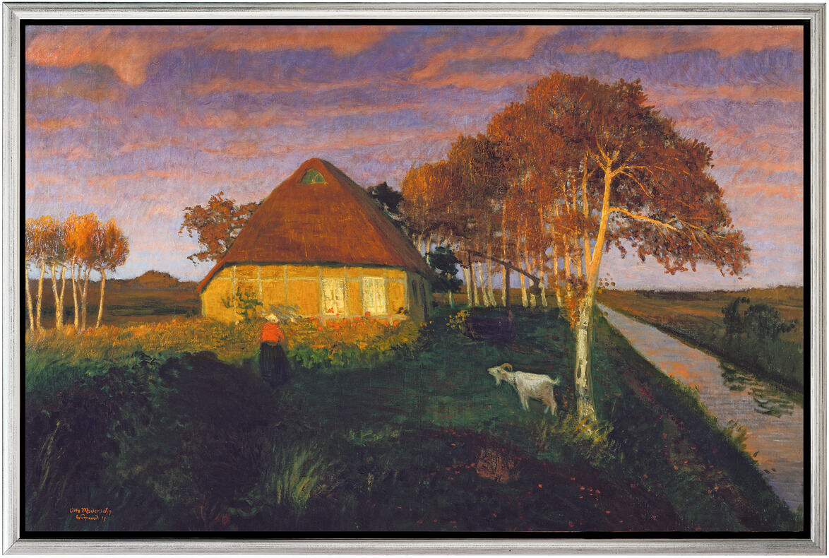 Gerahmtes Gemälde von Otto Modersohn mit dem Titel „Moorkate im Abendsonnenschein“ aus dem Jahr 1899. Abgebildet ist ein reetgedecktes Bauernhaus auf einer Wiese, umgeben von Bäumen im warmen Licht der untergehenden Sonne. Eine Frau steht im Garten, eine Kuh weidet daneben. Rechts im Bild verläuft ein ruhiger Wassergraben, während der Abendhimmel in Violett- und Orangetönen leuchtet. Das Bild strahlt Ruhe und Naturverbundenheit aus.