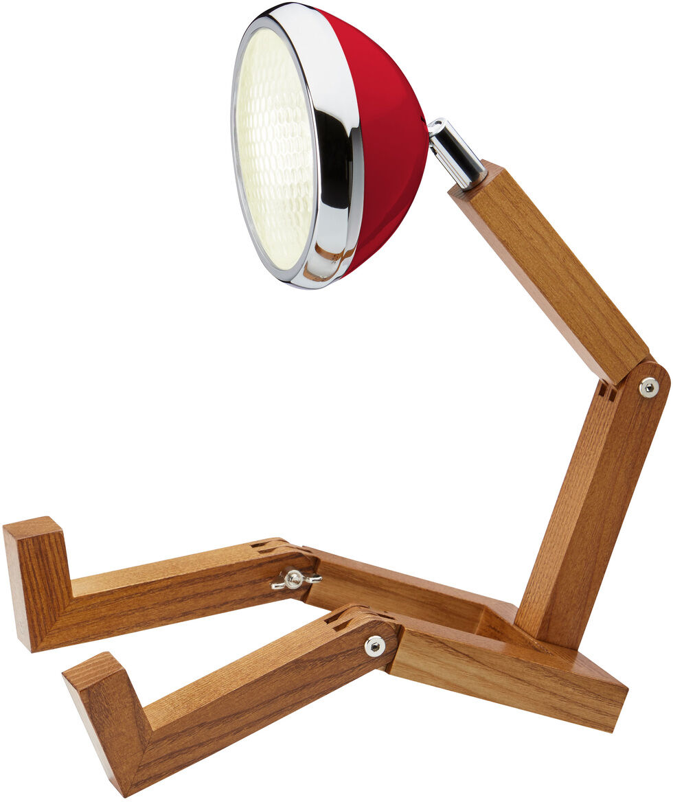 Eine verstellbare Lampe mit einem Holzgestell und einem roten Lampenschirm. Sie trägt den Namen 'Mr. Wattson'. Die Lampe hat eine moderne, industrielle Optik und eignet sich als Schreibtisch- oder Nachttischlampe.