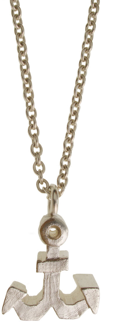 Ein Anhänger in Form eines Ankers aus Silber an einer silbernen Halskette. Der Anhänger hat eine minimalistische und elegante Gestaltung, geeignet für verschiedene Anlässe und Modebewusste.