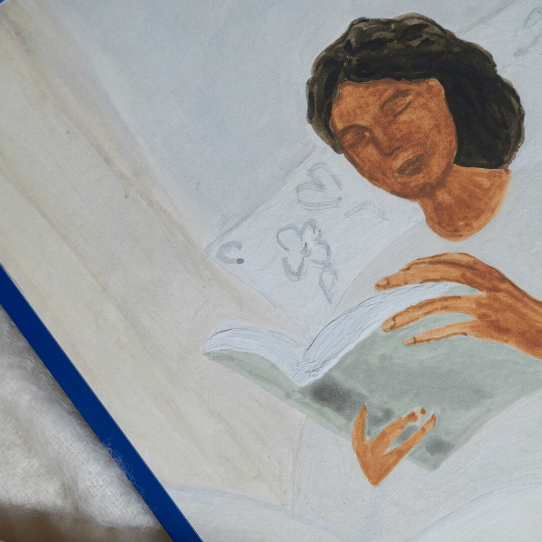 Gemälde einer entspannten Frau, die morgens ein Buch liest. Die Szene zeigt sanfte Beige- und Blautöne mit einem Hauch von Weiß. Die Frau liegt auf einem Bett oder Sofa, in einer friedlichen Umgebung, die zum Verweilen einlädt.