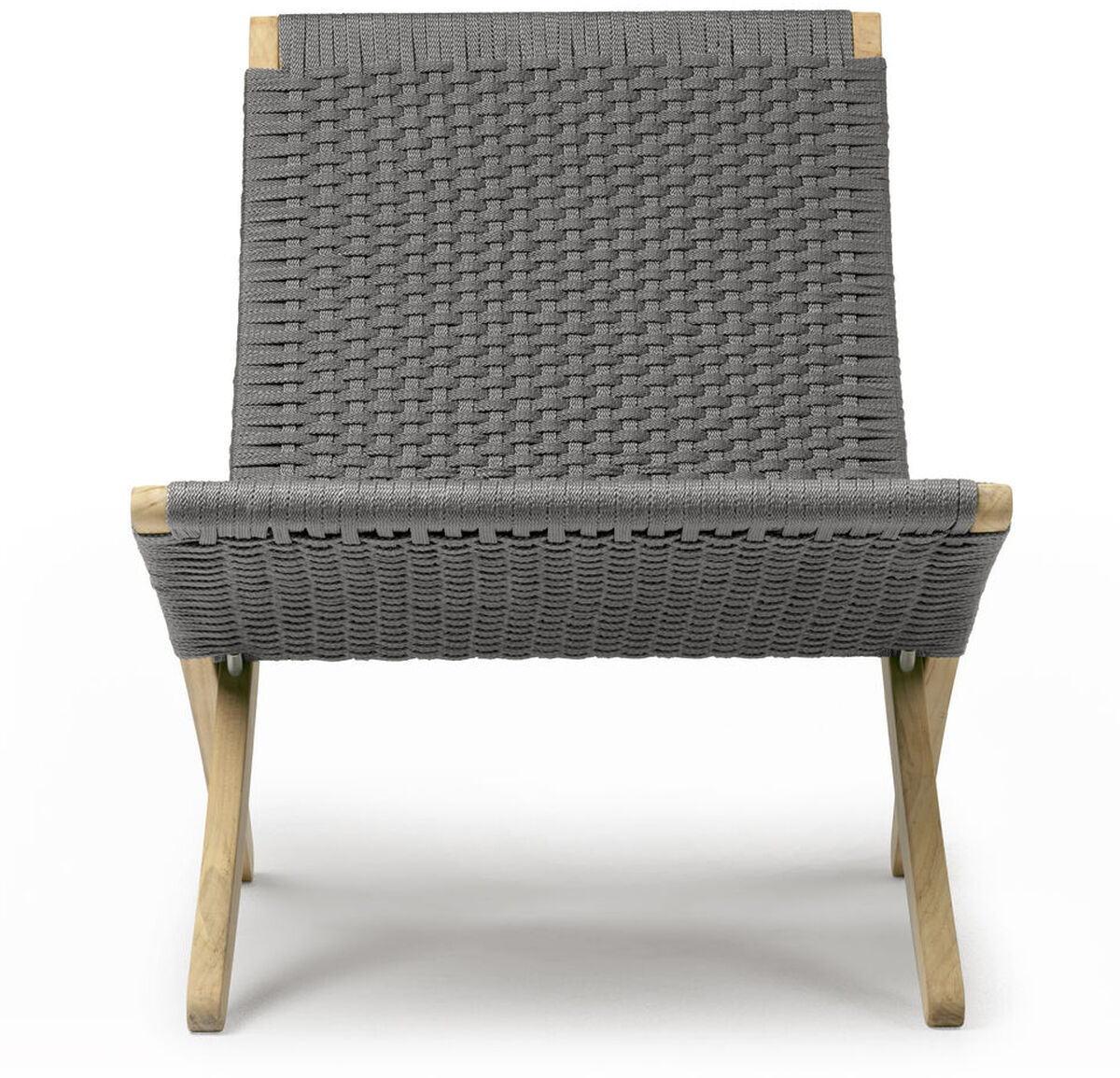 Ein grauer Rattan-Gartenstuhl namens »MG501 Cuba Chair Outdoor« mit Holzgestell, abgebildet auf einem weißen Hintergrund.