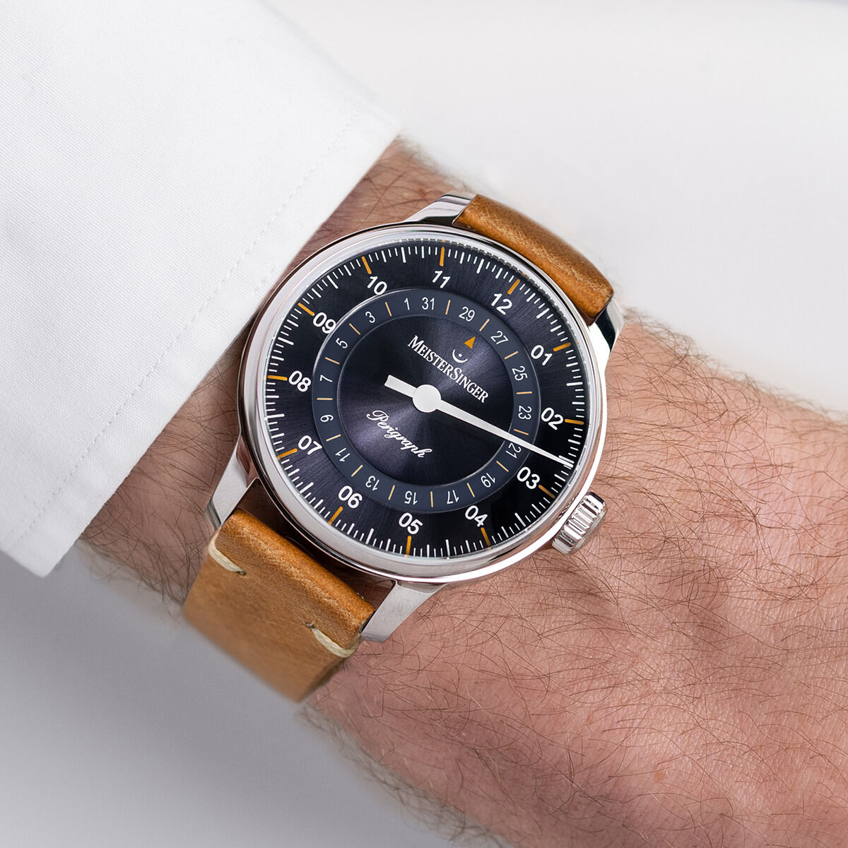 Männerhandgelenk trägt eine hochwertige Armbanduhr der Marke ZEIT-Sonderedition »Perigraph« mit braunem Lederarmband und schwarzem Ziffernblatt. Die Uhr zeichnet sich durch ihr zeitloses und elegantes Design aus.