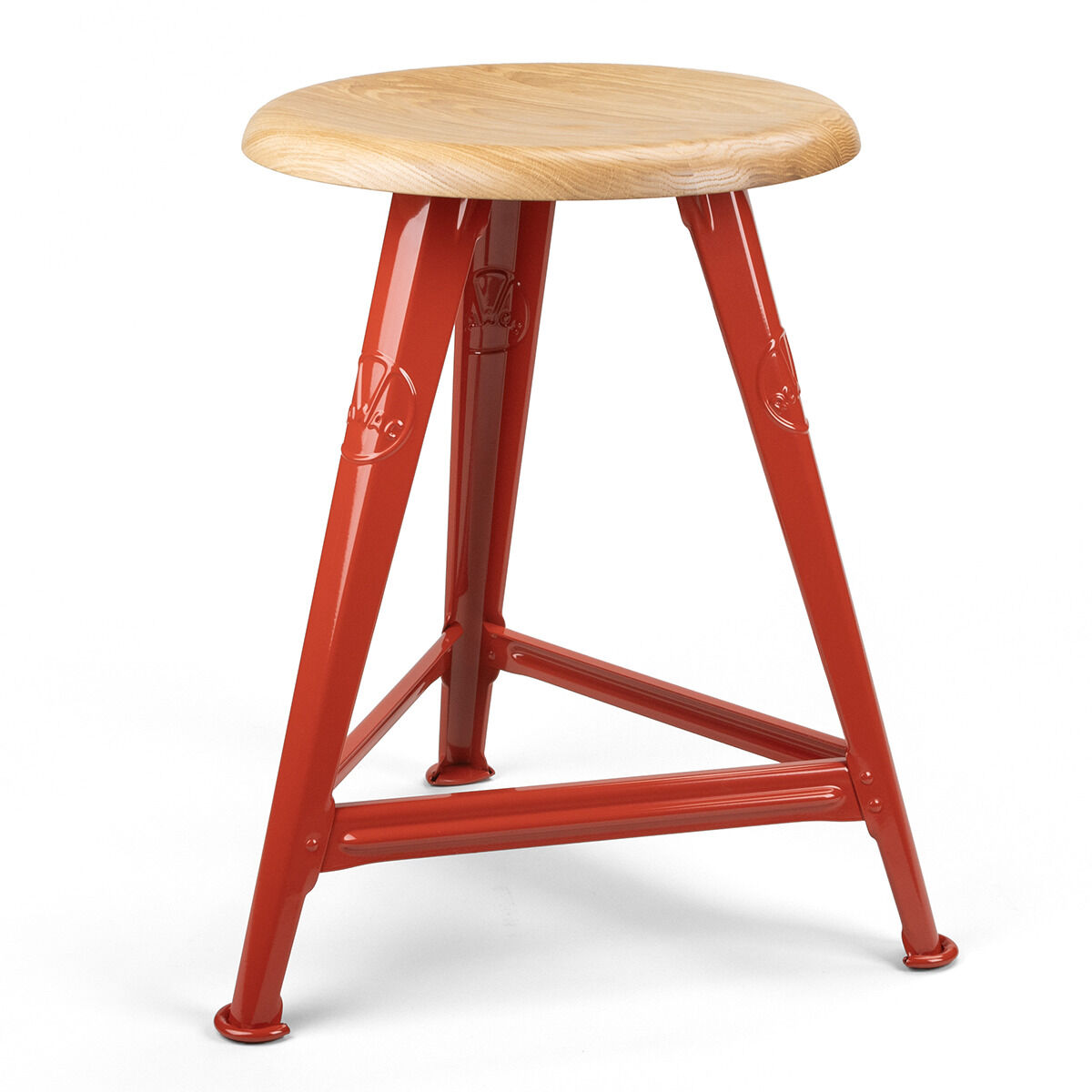 Ein Hocker im Industrie-Stil mit einem runden Holzsitz und roten Metallbeinen.