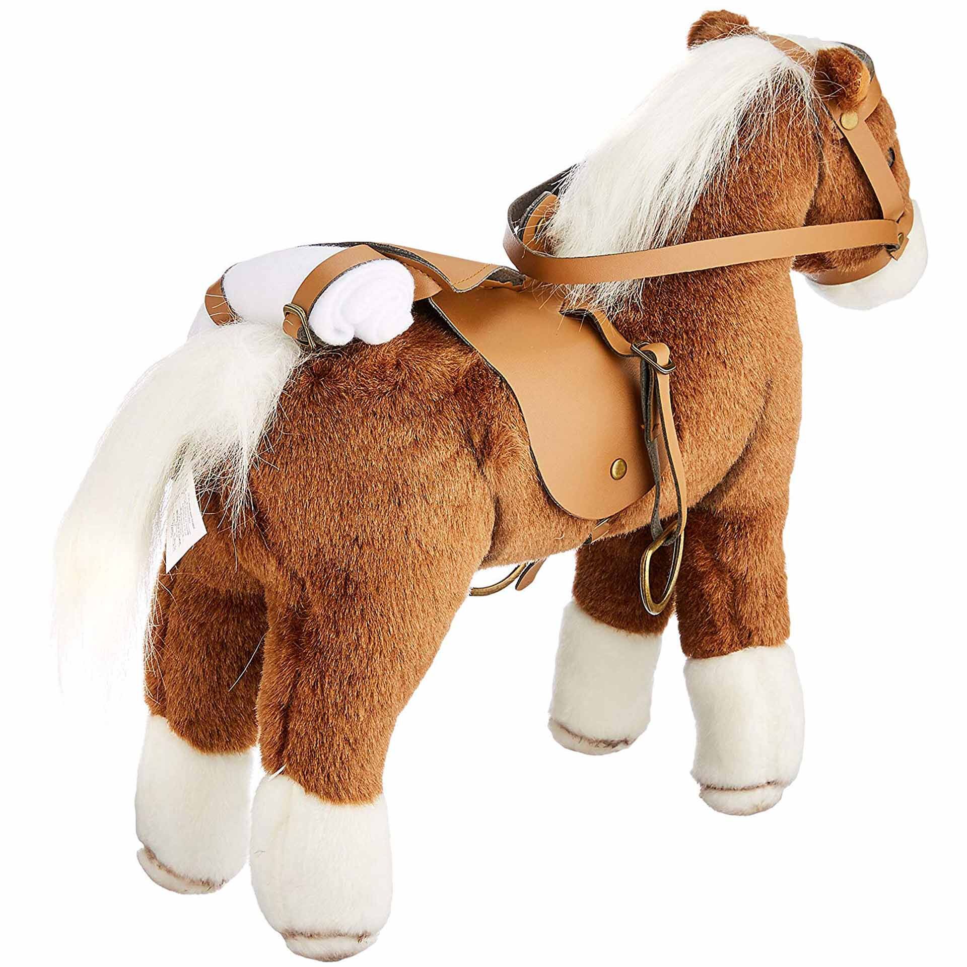Das Bild zeigt ein Plüschpony mit braunem Fell, weißen Beinen und einer weißen Mähne. Es trägt einen braunen Sattel mit Steigbügeln und Zaumzeug. Das Stofftier wirkt sehr detailgetreu und eignet sich als Spielzeug für Kinder oder als Geschenk für Pferdefans.