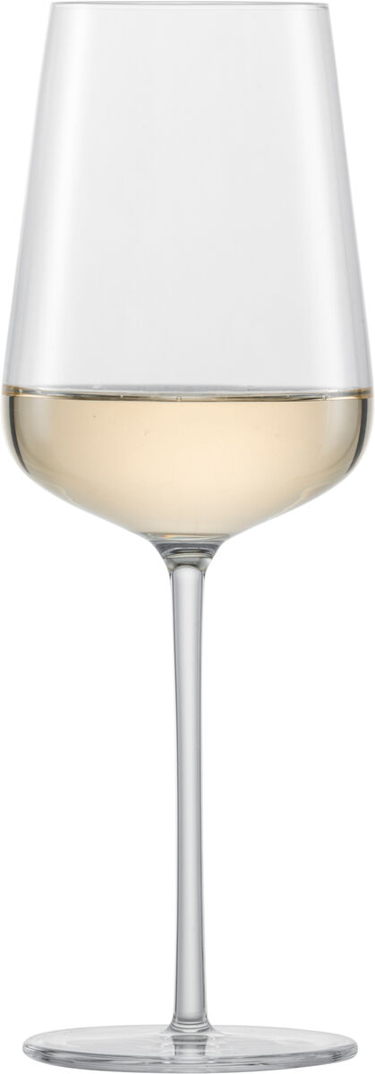 Zwei moderne, schlanke Riesling-Weingläser aus dem Vervino 2er-Set, gefüllt mit Weißwein, stehenden aufrecht auf einer Oberfläche.
