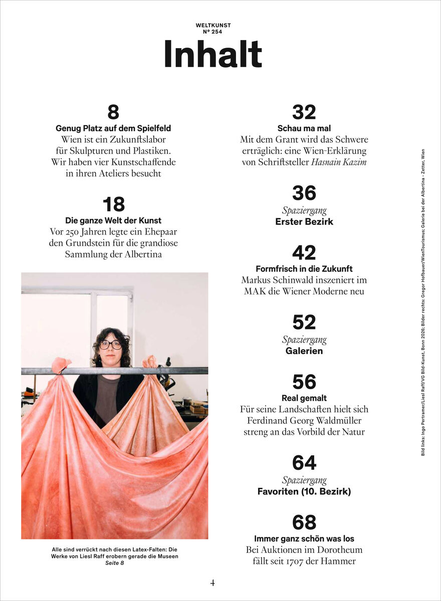 Detailreiche Inhaltsseite des Magazins WELTKUNST 254/26 Sonderheft Wien mit schwarzen Texten auf weißem Grund. Eine Frau hält ein großes, rosafarbenes Textilstück hoch, darunter Titel zu Kunst, Museen, Galerien und Wiener Kultur. Klar strukturierte, moderne Gestaltung.