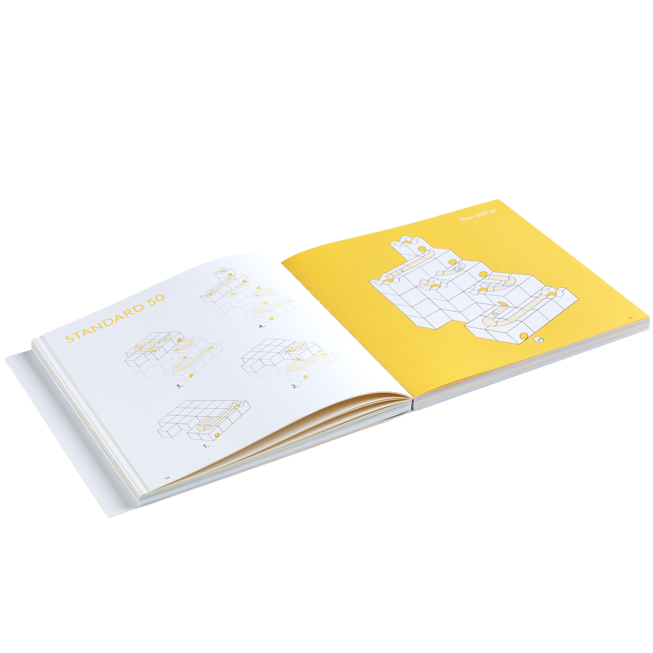 Das aufgeklappte Buch »CUBORO - DAS BUCH« zeigt auf einer Seite detaillierte, schwarz-grau illustrierte Baupläne mit nummerierten Bausteinen, auf der rechten gelben Buchseite eine große Grafik einer Kugelbahnkonstruktion. Das Buch liegt auf weißem Hintergrund.