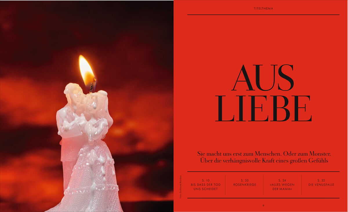 Ein brennendes Paarwachskerze vor einem unscharfen roten Hintergrund, begleitet von einem Text 'Aus Liebe' auf der rechten Seite.