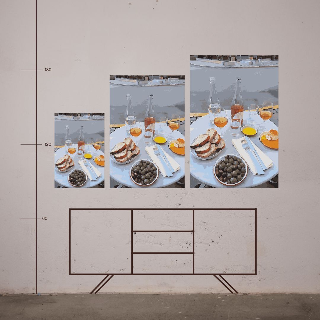 Ein Malen nach Zahlen-Set mit dem Motiv eines gedeckten Tischs mit Brot, Orangensaft, Oliven und Austern. Ideal für Hobbykünstler und Feinschmecker.