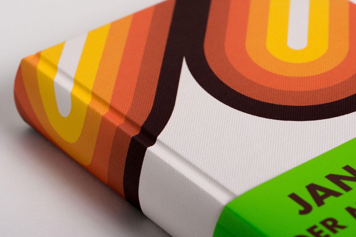 Nahaufnahme eines Buches mit farbenfrohem Design in Rot, Orange, Gelb und Grün. Der Titel des Buches lautet 'Der Markisenmann' und ist von Jan Weiler.