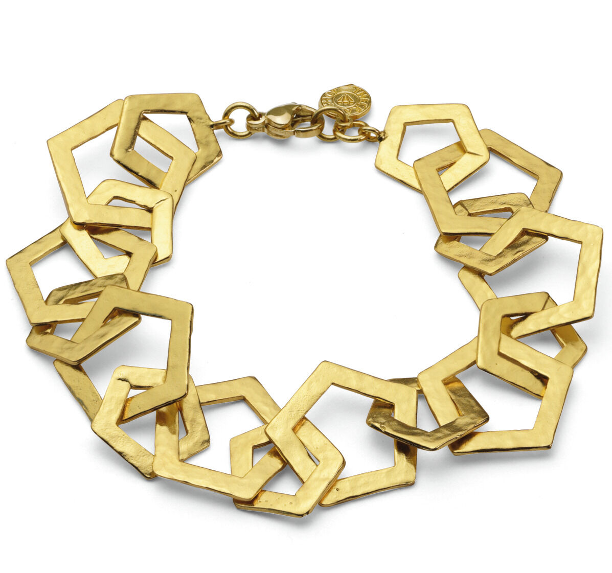Das Bild zeigt ein auffälliges Damenarmband der Marke Ars mundi, Variante aus dem Schmuckset »Rosa«. Das Design besteht aus großen, ineinandergreifenden, geometrischen Gliedern aus 22 Karat vergoldetem Messing, die einen modernen, künstlerischen Eindruck vermitteln.