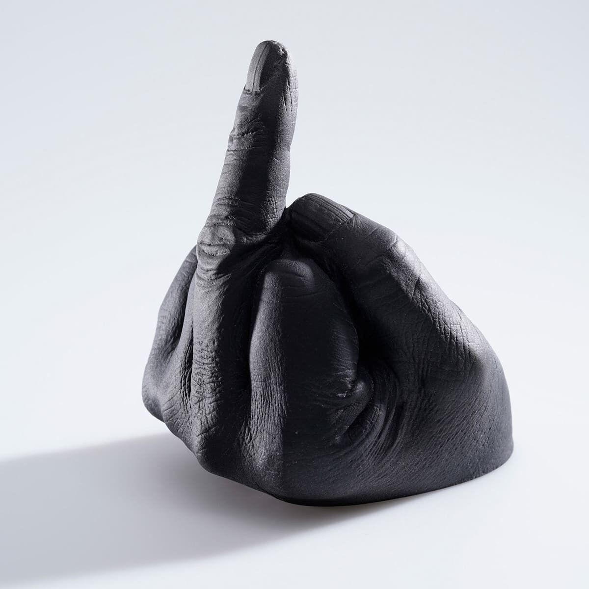 Eine Skulptur von Ai Weiwei namens 'Study of Perspective in Glass', die eine aus Glas gefertigte Hand zeigt, die den Mittelfinger streckt.