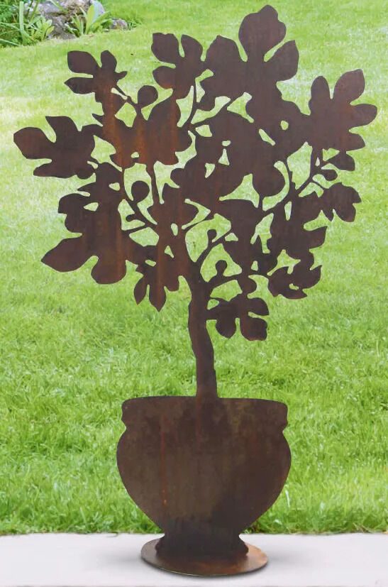 Kunstvolle Gartendeko-Silhouette in Form eines Feigenbaums aus Edelrost-Metall, stehend in einem Topf, platziert auf einer Steinfläche mit grünem Rasen im Hintergrund. Die Skulptur wirkt modern und naturverbunden und eignet sich als stilvolles Dekorationselement im Außenbereich.