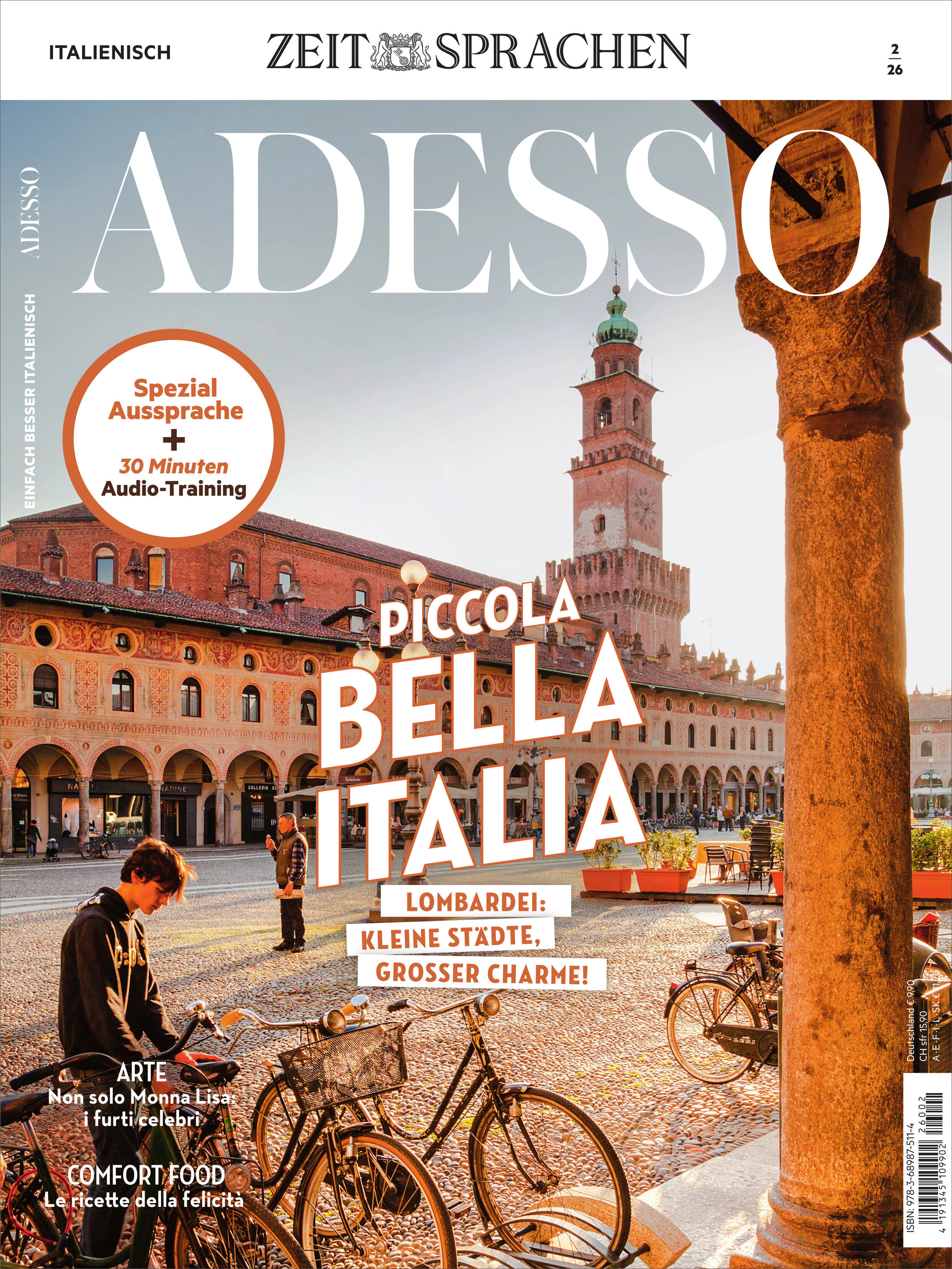 Titelbild des Adesso Magazins mit Blick auf einen italienischen Platz in der Lombardei: Arkaden mit braunen Säulen, historisches Backsteingebäude mit Turm, Café mit Tischen im Freien, im Vordergrund ein Mann mit Handy und Fahrrad; der Himmel ist blau, die Sonne scheint.
