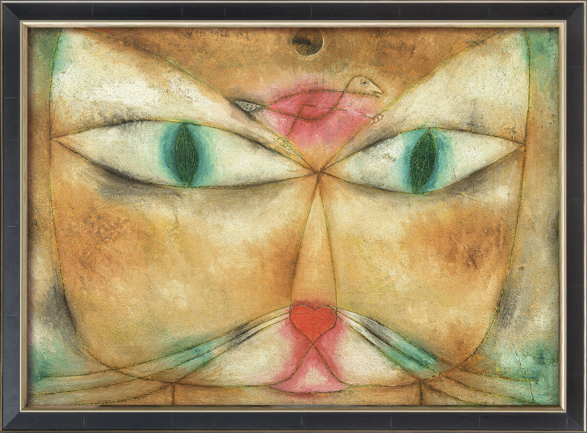 Abstrakte Darstellung einer Katze mit einem Vogel auf der Stirn, geschaffen von Paul Klee im Jahr 1928. Das Kunstwerk zeigt die Katze frontal mit großen grünen Augen, einem rosa Schnabel und einem zarten, weichen Farbschema in Brauntönen.