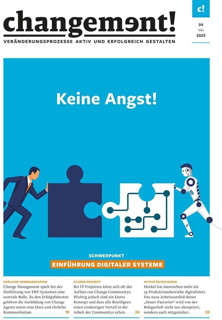 Cover der Zeitschrift 'changement', Ausgabe 04/2023, thematisiert die Einführung von IT-Systemen. Das Bild zeigt eine Person und einen Roboter, die Puzzleteile zusammenfügen, mit dem Text 'Keine Angst!' und 'EINFÜHRUNG DIGITALER SYSTEME'. Die Farben sind vorwiegend Blau, Weiß und Schwarz.