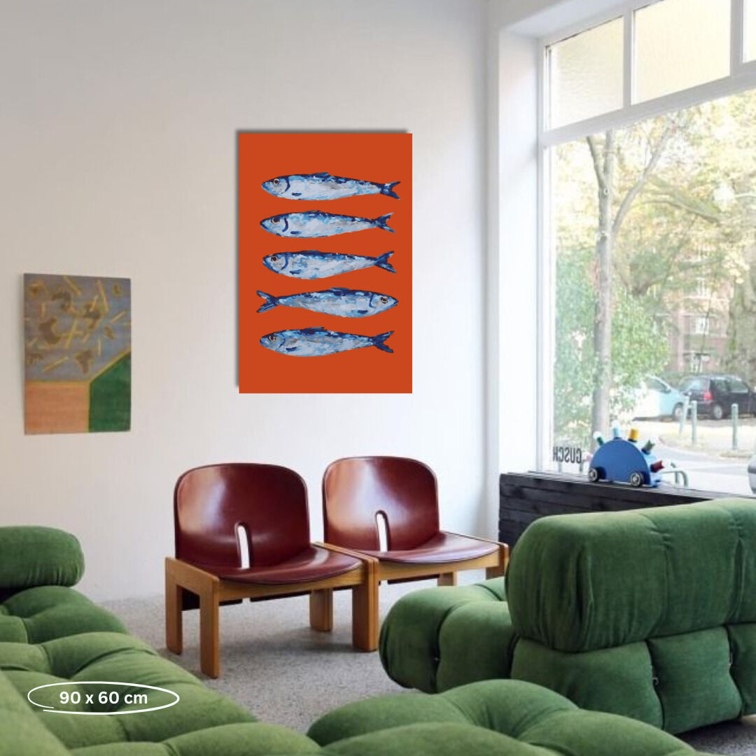 Ein Malen-nach-Zahlen-Kunstwerk mit dem Titel »Perspektivwechsel« zeigt eine moderne Darstellung von Fischen auf leuchtend orangefarbenem Hintergrund. Das Bild befindet sich in einem stilvoll eingerichteten Wohnzimmer mit grünen Möbeln und großen Fenstern, die viel Licht hereinlassen.