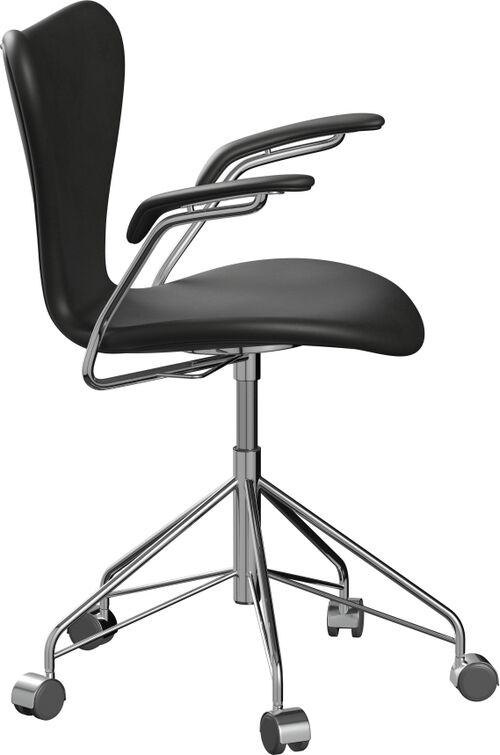 Schwarzer Bürostuhl »Series 7™« mit ergonomischem Design und verstellbaren Armlehnen. Der Stuhl steht auf einem silbernen, fünffüßigen Drehgestell mit Rollen.
