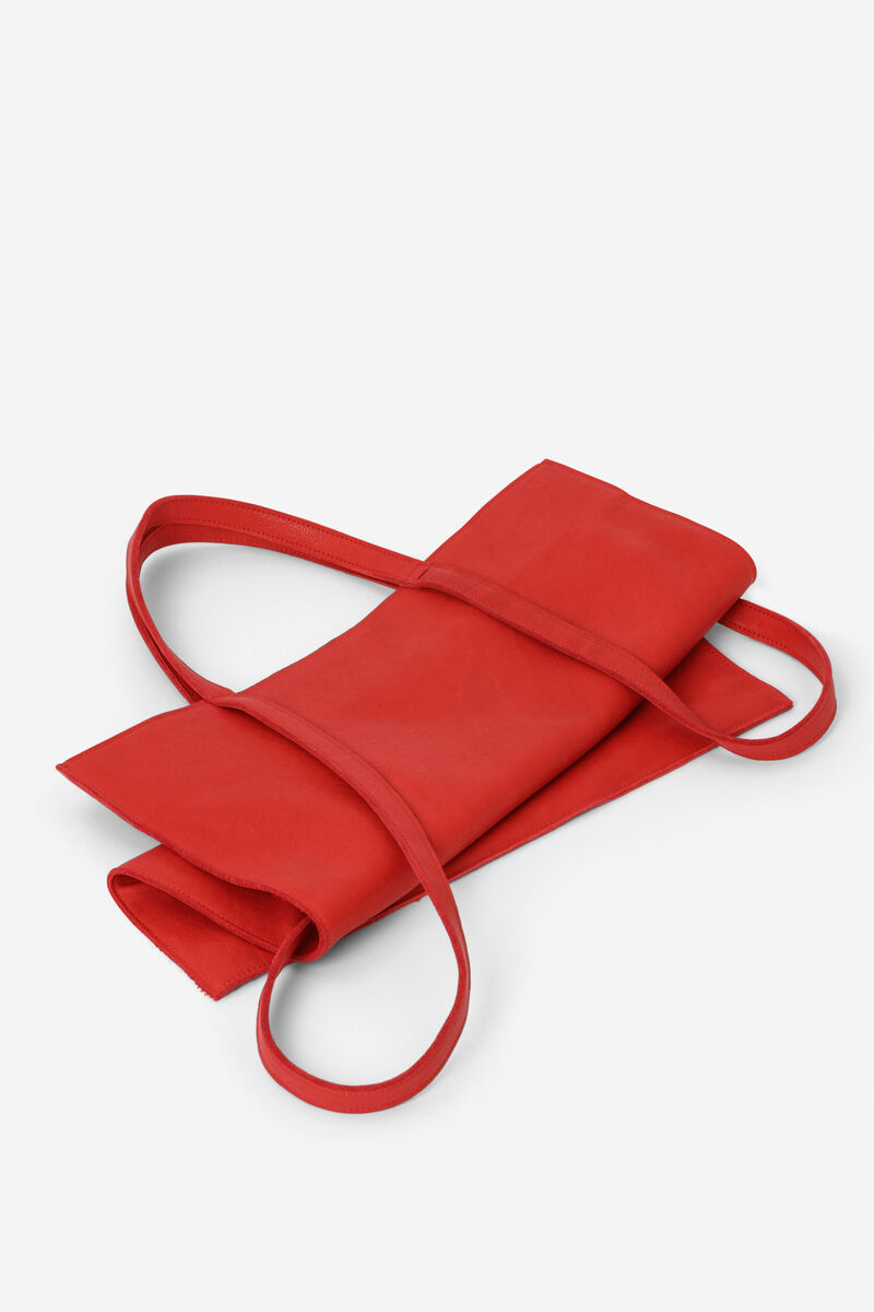 Eine rote Shopper-Tasche aus Stoff mit zwei langen Schulterriemen. Das Design ist einfach und minimalistisch.